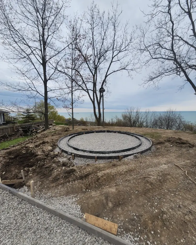 The fire pit: Gravel base