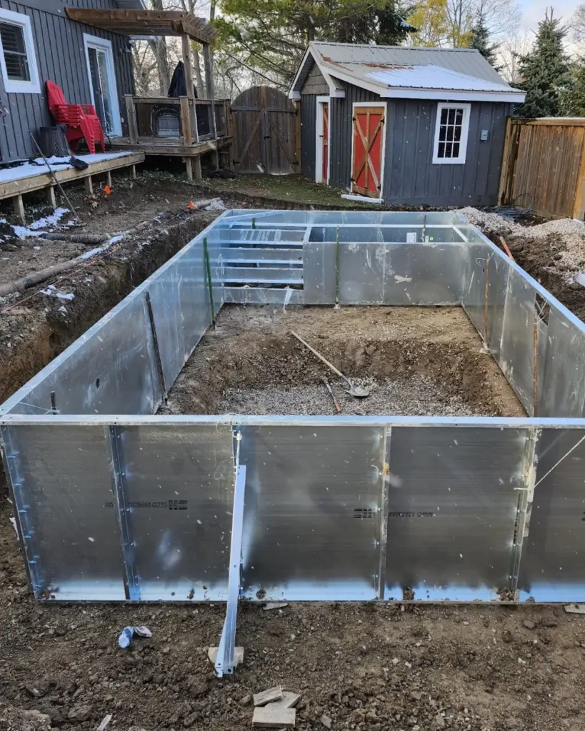 The pool: Steel walls go in