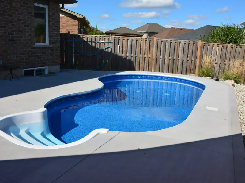 Vinyl pool with wide entry steps