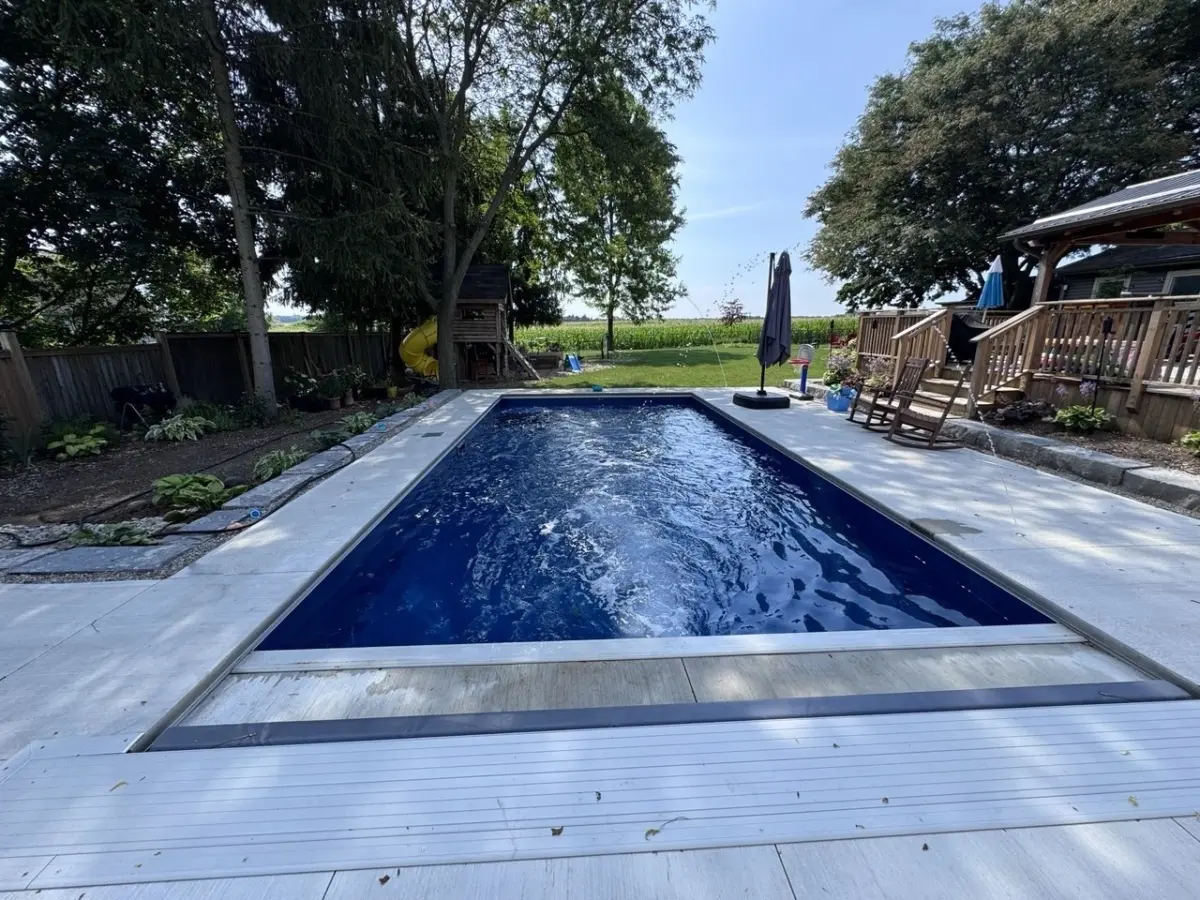 Rectangular vinyl liner pool with automatic cover